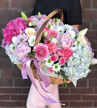 Композиция солнечный день в Скопине Цветочная композиция из Розы, Хризантемы, Пионы и Лизиантусы в корзине в Скопине