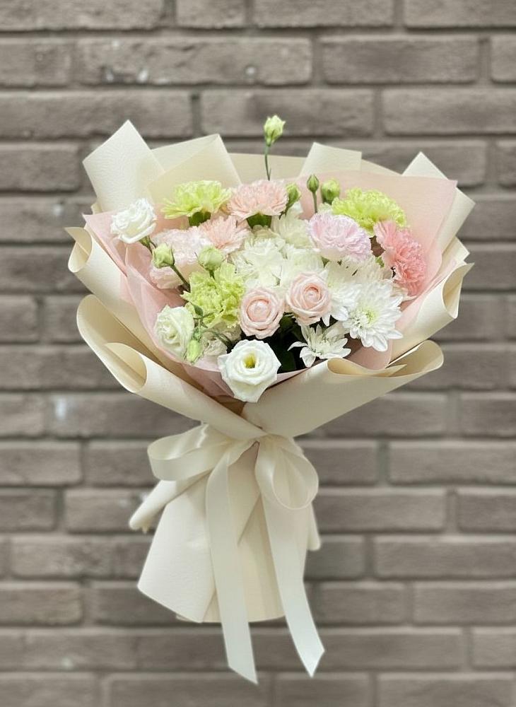 Букет цветов из: Гвоздики, Розы, Лизиантусы и Хризантемы в Скопине