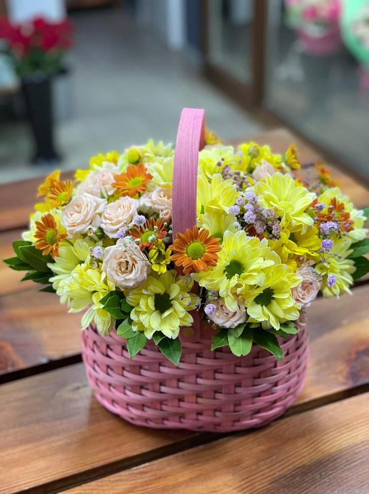 Цветочная композиция из Хризантемы и Розы в корзине в Скопине