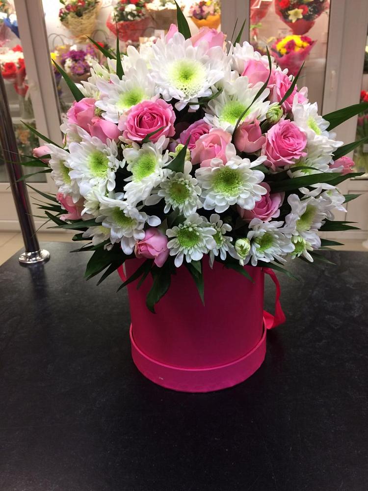 Цветочная композиция из Розы и Хризантемы в шляпной коробке в Скопине