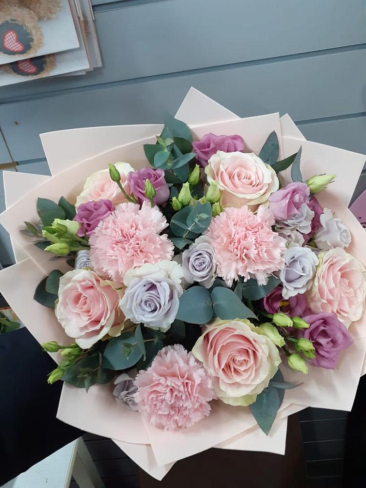 Букет цветов из: Розы, Гвоздики и Лизиантусы в Скопине